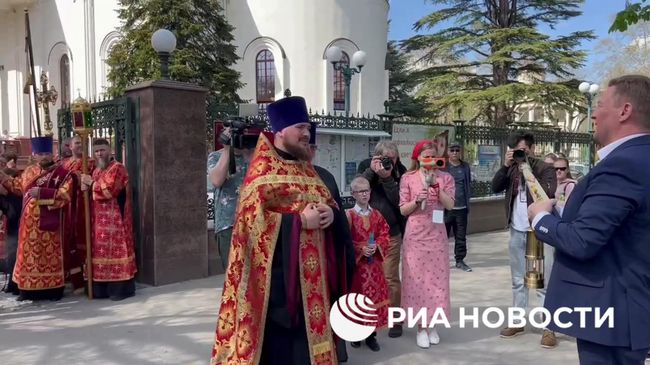 Благодатный огонь из Иерусалима в главном кафедральном Александро-Невском соборе в Симферополе
