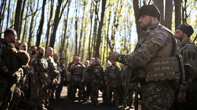 Священнослужитель во время молебна для военнослужащих Священнослужитель во время молебна для военнослужащих