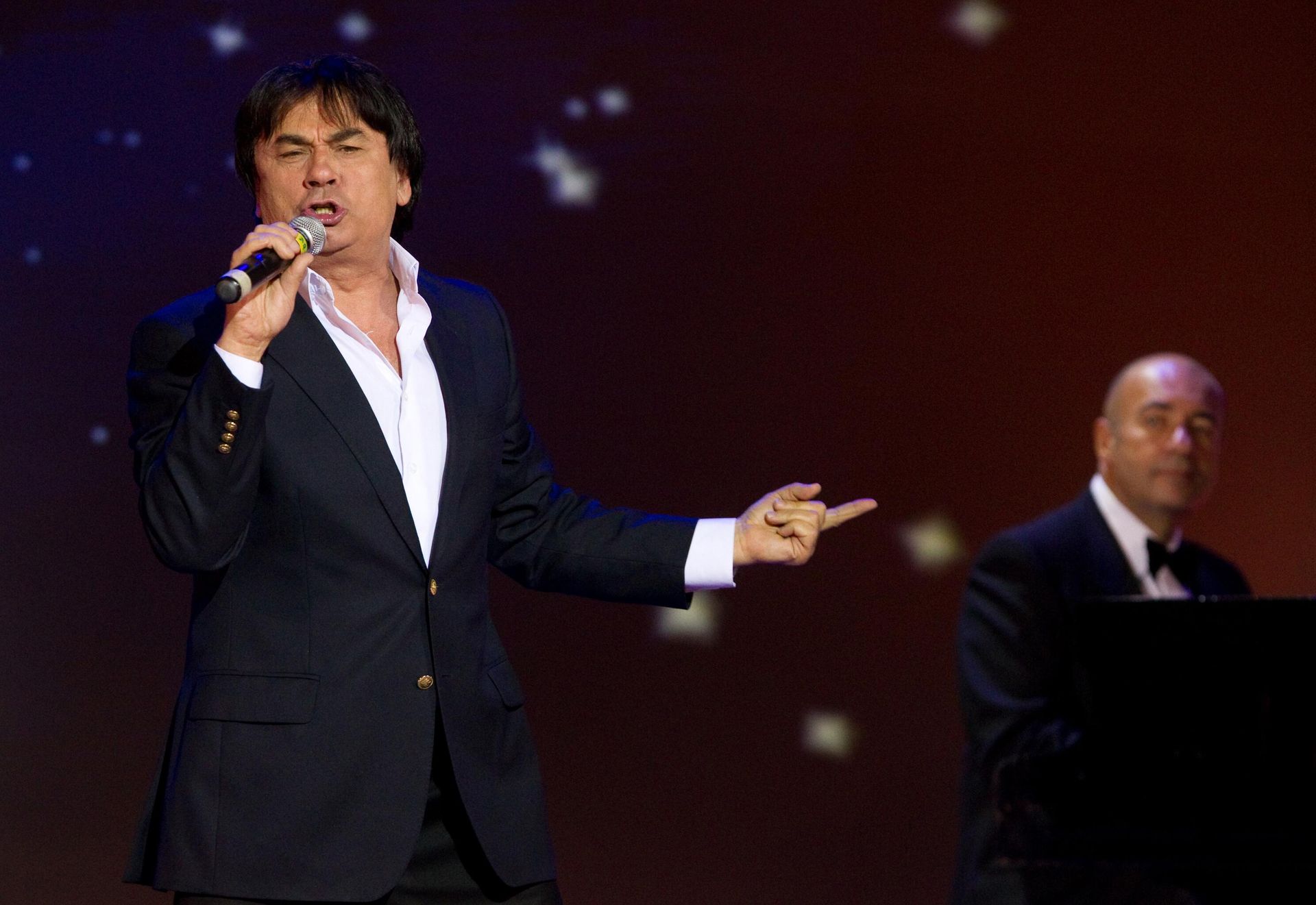 Певец Александр Серов и композитор Игорь Крутой во время выступления на вечере памяти Валентины Толкуновой, который прошел на сцене театра Эстрады - РИА Новости, 1920, 31.10.2025