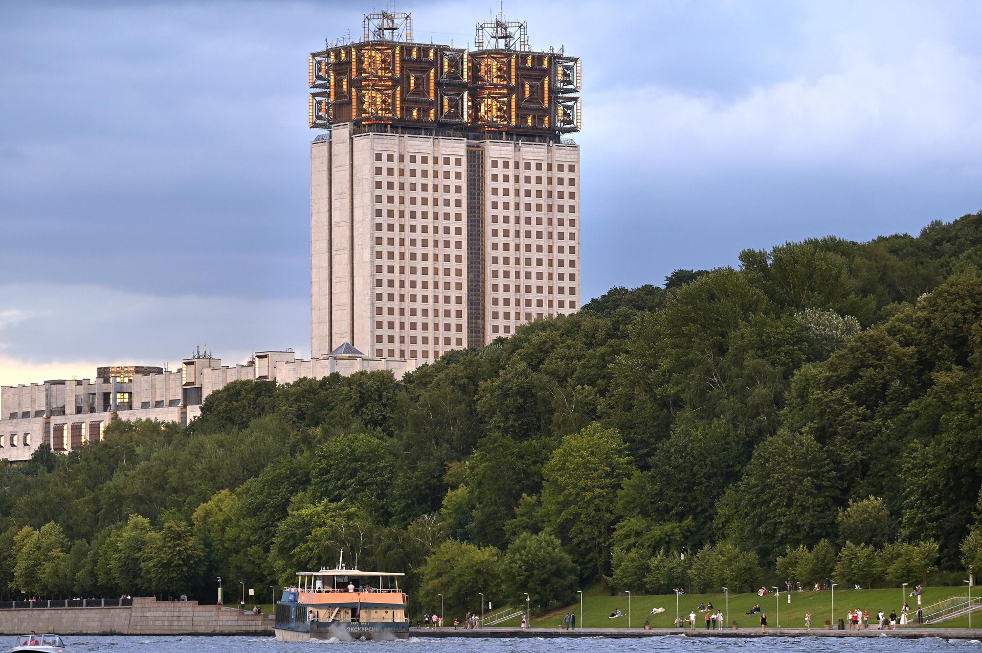 Вид на здание президиума Российской академии наук (РАН) на Ленинском проспекте с Москва-реки Вид на здание президиума Российской академии наук (РАН) на Ленинском проспекте с Москва-реки - РИА Новости, 1920, 21.04.2025