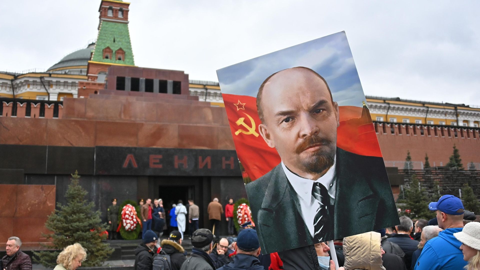 Люди на церемонии возложения цветов к Мавзолею В. И. Ленина на Красной площади в день 152-й годовщины со дня рождения В. И. Ленина - РИА Новости, 1920, 10.05.2025