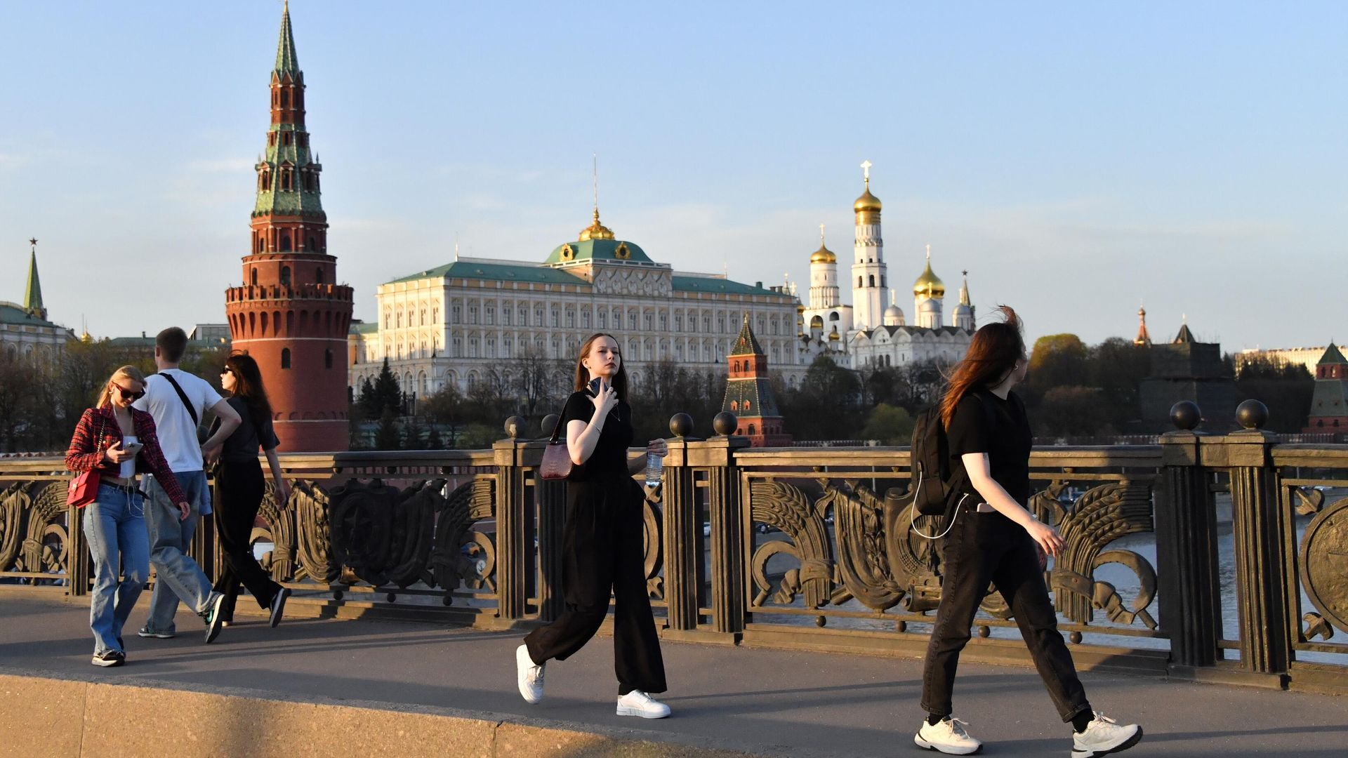 Молодые люди на улицах Москвы Молодые люди на улицах Москвы - РИА Новости, 1920, 06.08.2026