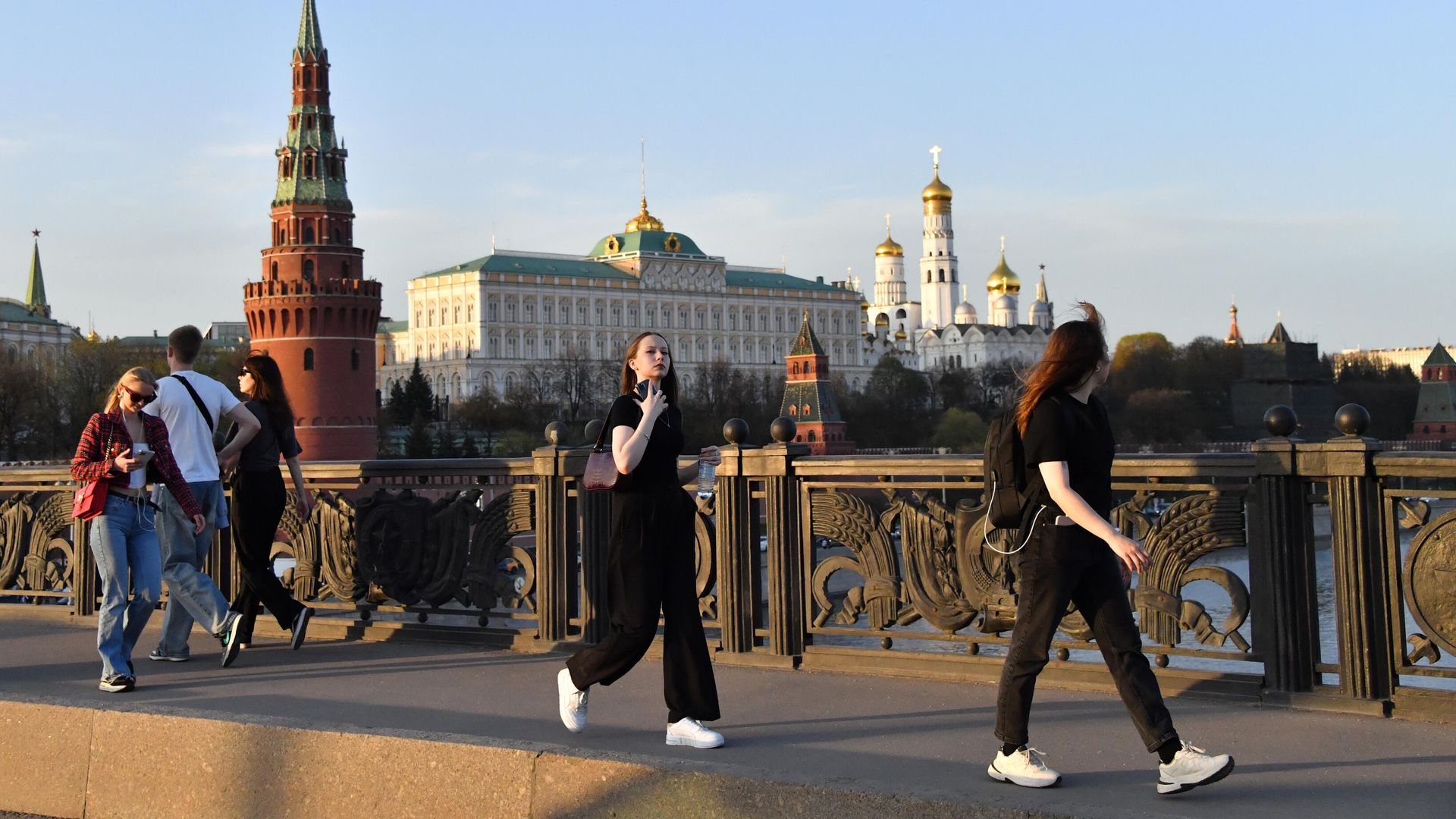 Молодые люди на улицах Москвы Молодые люди на улицах Москвы - РИА Новости, 1920, 06.08.2026