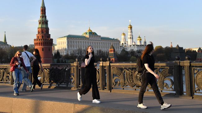 Молодые люди на улицах Москвы