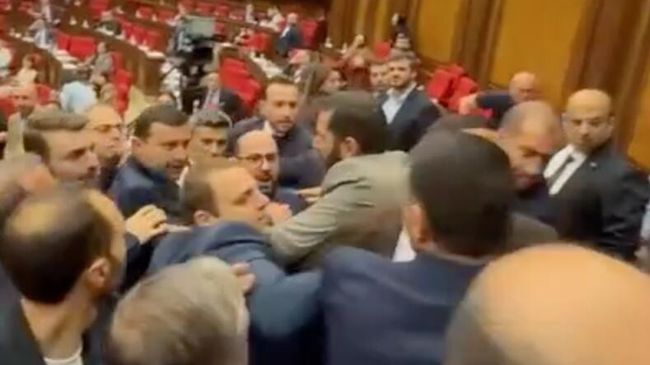 Потасовка между депутатами в парламенте Армении