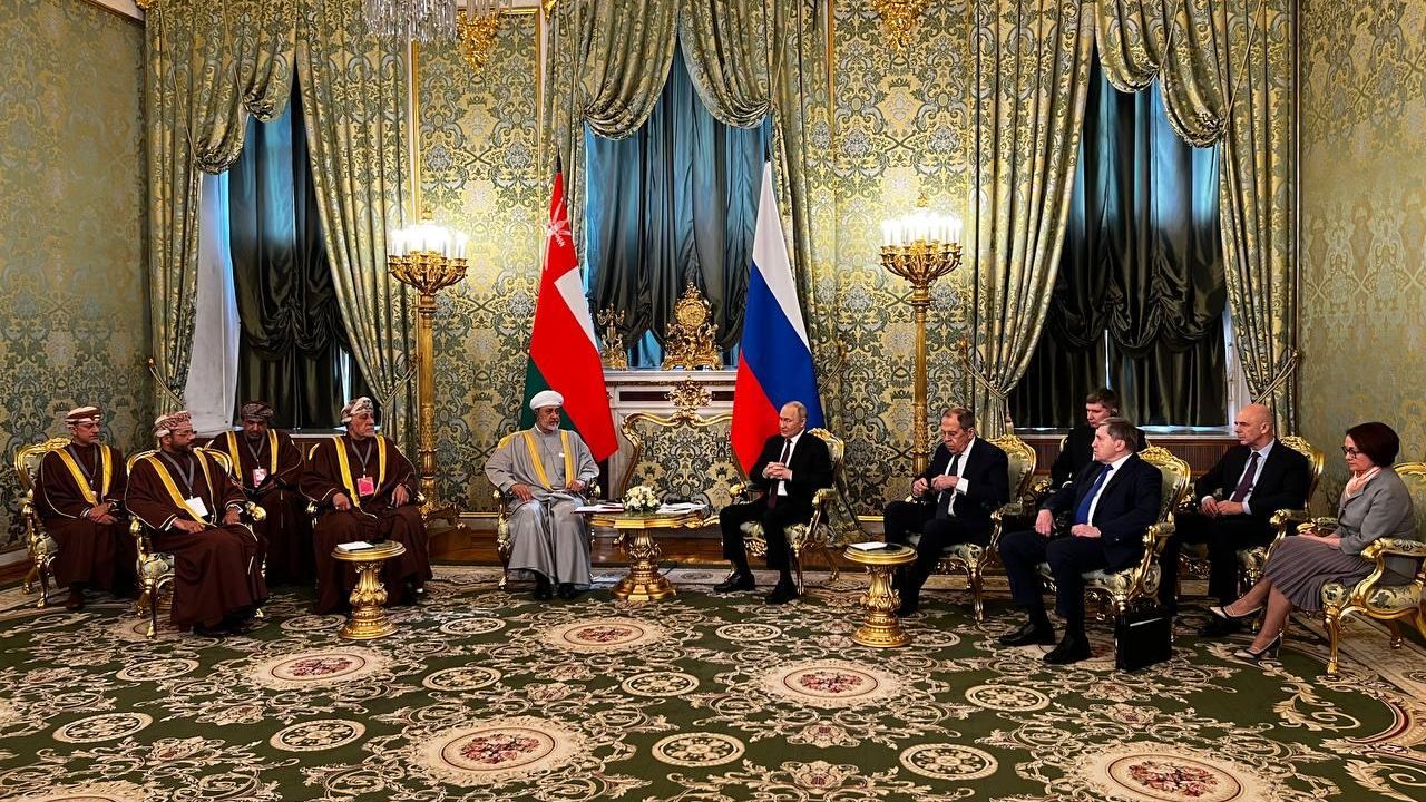 Президент РФ Владимир Путин и султан Омана Хейсам бен Тарек Аль Саид во время встречи в Москве Президент РФ Владимир Путин и султан Омана Хейсам бен Тарек Аль Саид во время встречи в Москве - РИА Новости, 1920, 22.04.2025