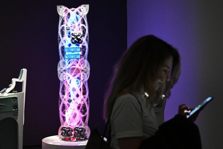 Посетитель на выставке Человек и нейросети: кто кого создает?, которая организована Государственной Третьяковской галереей совместно с Яндексом в Москве