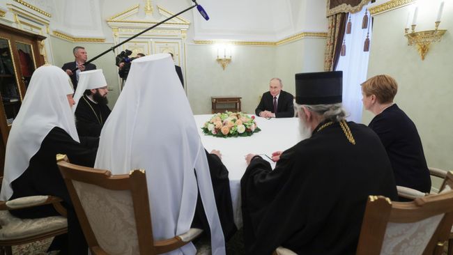 Президент РФ Владимир Путин проводит встречу с патриархом Московским и всея Руси Кириллом и патриархом Сербским Порфирием в Кремле. 22 апреля 2025