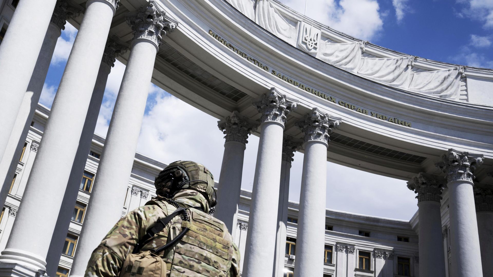 Военный у здания МИД Украины в Киеве Военный у здания МИД Украины в Киеве - РИА Новости, 1920, 19.01.2026