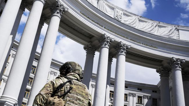 Военный у здания МИД Украины в Киеве