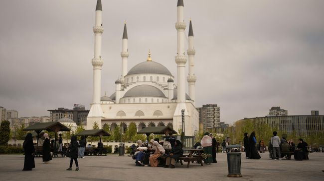 Люди собрались на улице после землетрясения в Стамбуле, Турция. 23 апреля 2025