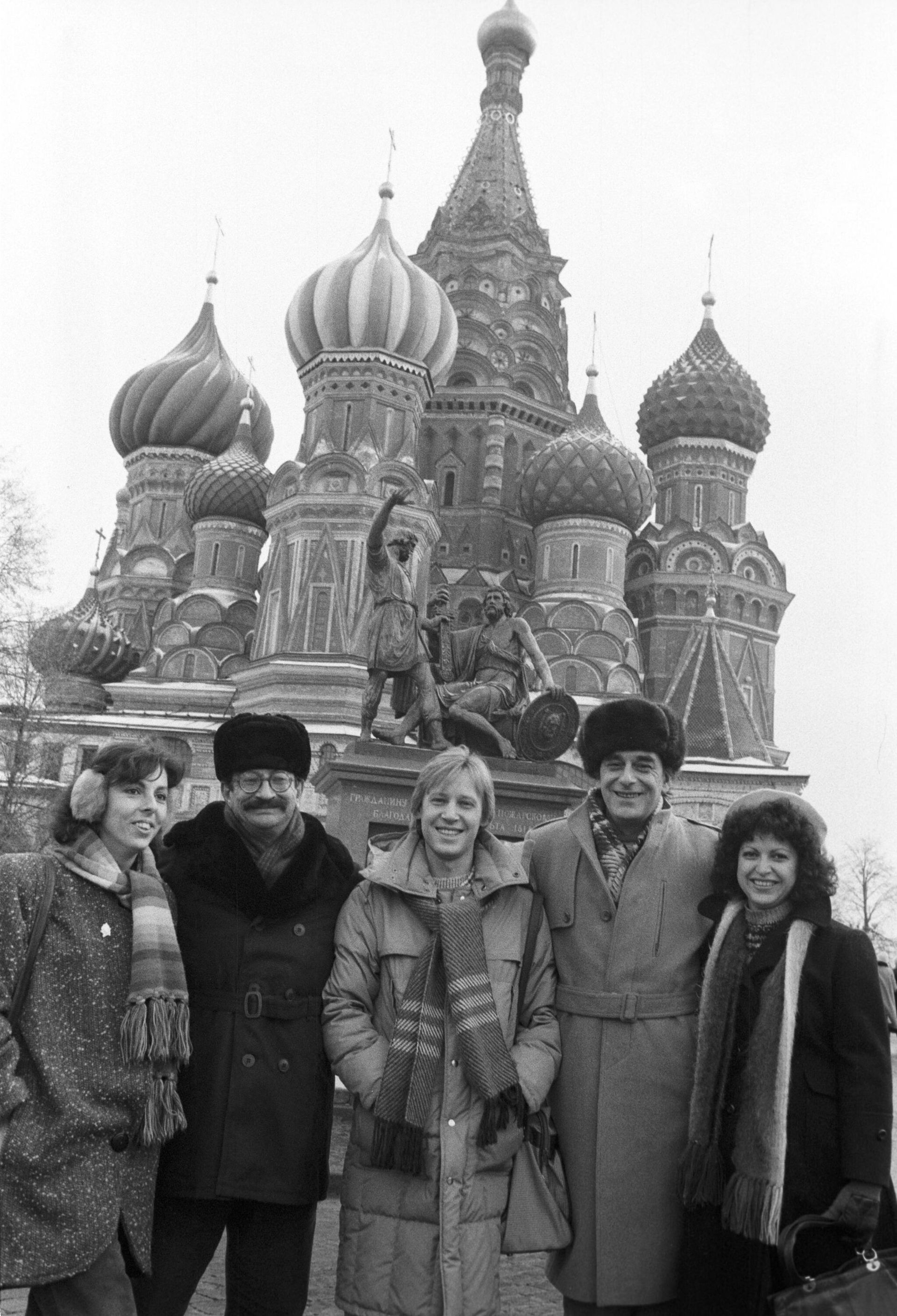Участники советско-мексиканского фильма Эсперанса- мексиканский режиссер Серхио Ольхович, советский актер Дмитрий Харатьян и советский оператор Анатолий Мукасей на Красной площади - РИА Новости, 1920, 23.04.2025