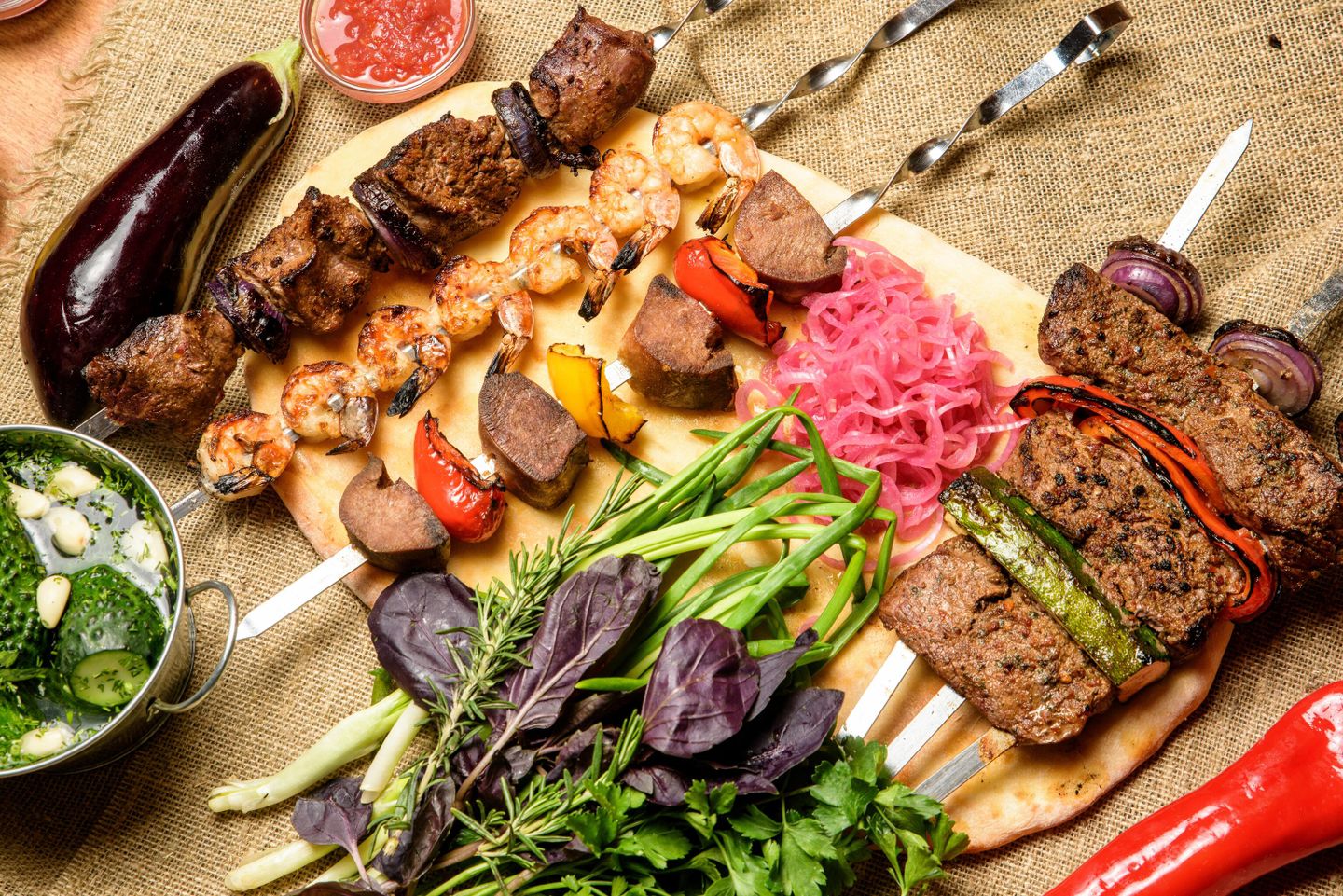 Приготовленный мясной и овощной шашлык