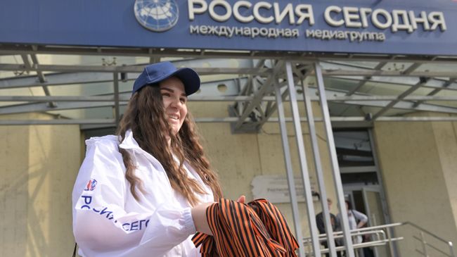 Волонтер МПГУ раздает георгиевские ленточки на Зубовском бульваре Волонтер МПГУ раздает георгиевские ленточки на Зубовском бульваре