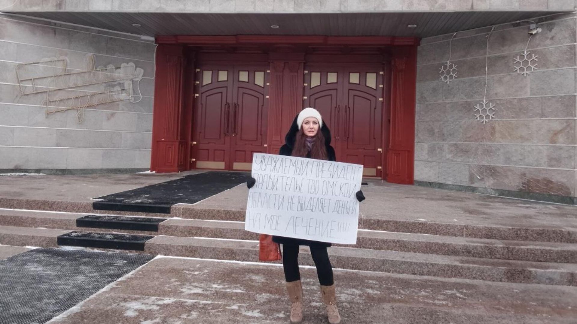 Жительница Омска Елена Набока во время одиночного пикета у здания правительства Омской области Жительница Омска Елена Набока во время одиночного пикета у здания правительства Омской области - РИА Новости, 1920, 24.04.2025