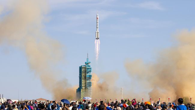 Запуск китайской ракеты-носителя Чанчжэн-2F с пилотируемым космическим кораблем Шэньчжоу-2 с космодрома Цзюцюань