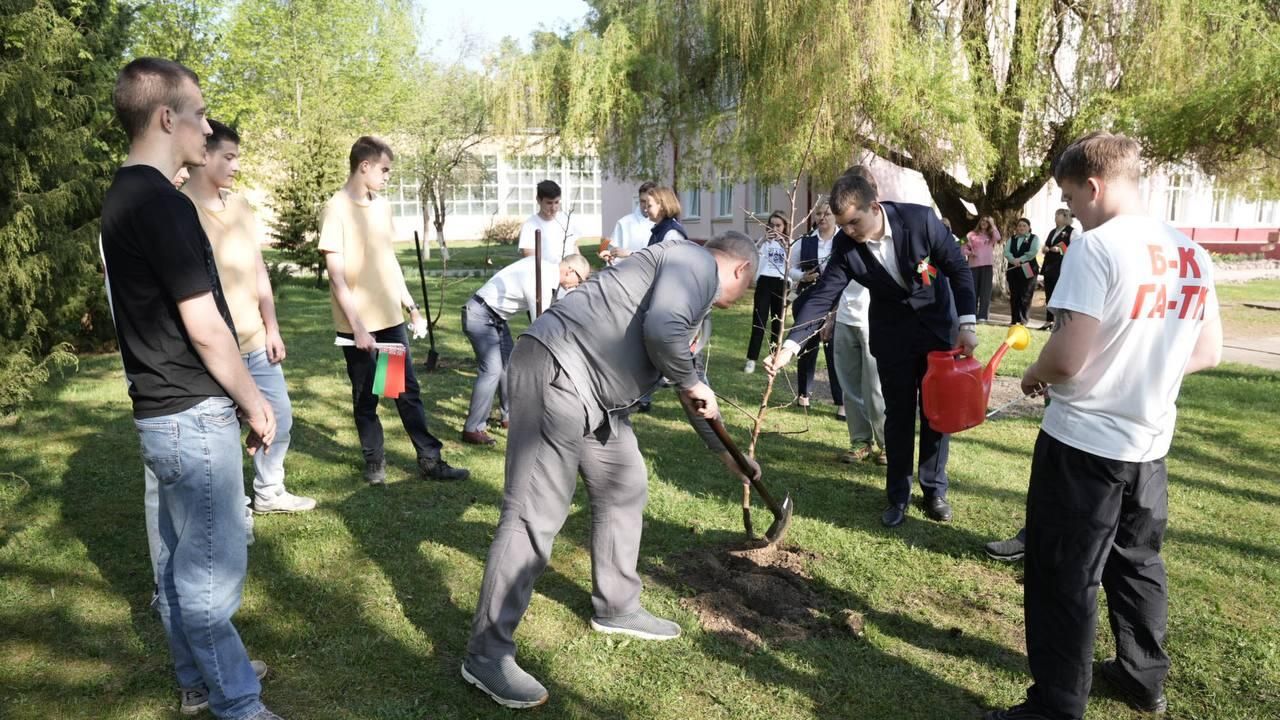 Акция Сад Памяти, посвященная 80-летию Победы советского народа в Великой Отечественной войне, в Гомельской области Белоруссии Акция Сад Памяти, посвященная 80-летию Победы советского народа в Великой Отечественной войне, в Гомельской области Белоруссии - РИА Новости, 1920, 24.04.2025