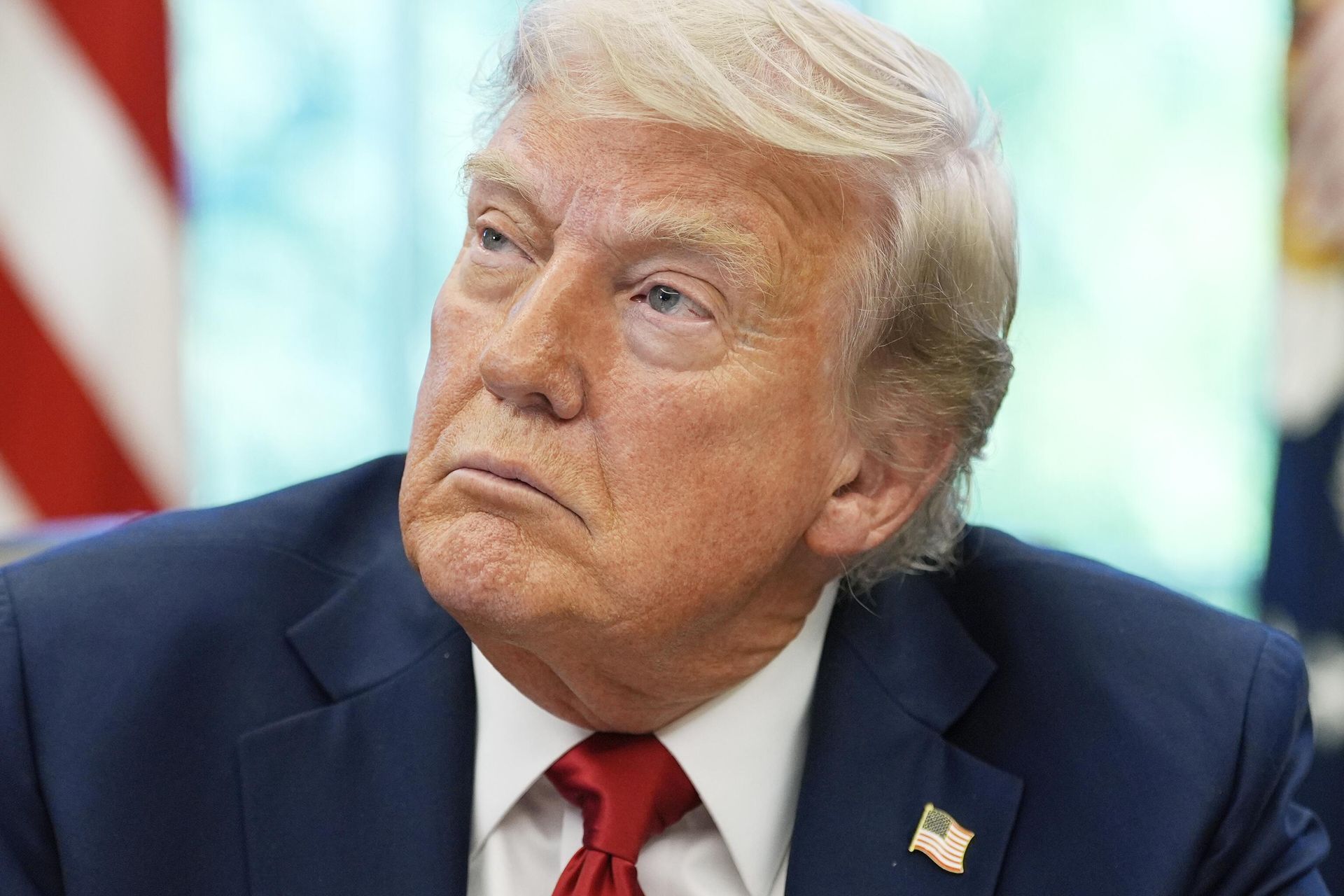 Президент США Дональд Трамп общается со СМИ в Овальном кабинете Белого дома Президент США Дональд Трамп общается со СМИ в Овальном кабинете Белого дома - РИА Новости, 1920, 20.06.2025