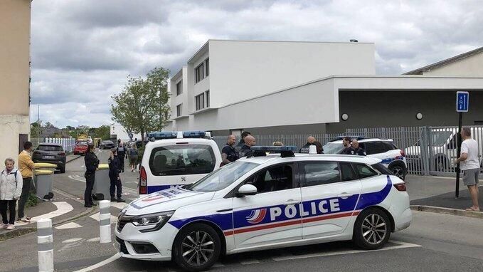 Сотрудники полиции Франции на месте нападения подростка с ножом в Нанте Сотрудники полиции Франции на месте нападения подростка с ножом в Нанте - РИА Новости, 1920, 24.04.2025