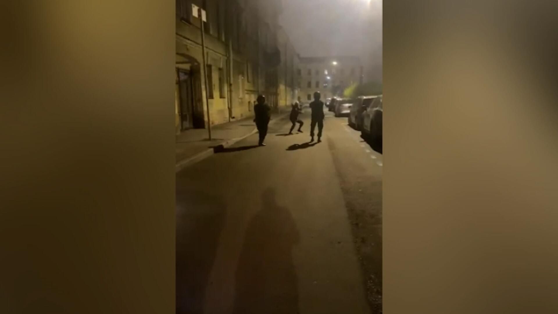 Кадры с жителем Петербурга, гулявшим по улице с двумя ножами в руках Кадры с жителем Петербурга, гулявшим по улице с двумя ножами в руках - РИА Новости, 1920, 24.04.2025