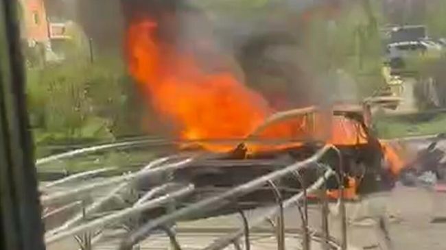 Горящий автомобиль во дворе жилого дома в подмосковной Балашихе