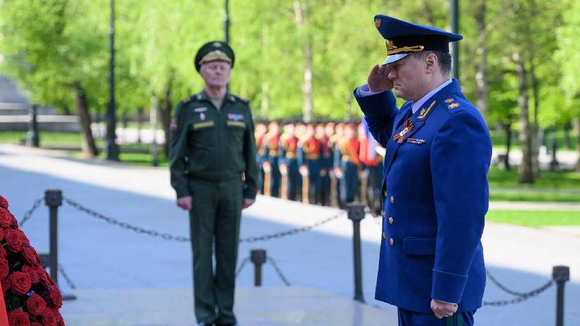 Генпрокурор России Игорь Краснов в преддверии 9 мая возложил цветы к Могиле Неизвестного Солдата в Александровском саду - РИА Новости, 1920, 25.04.2025
