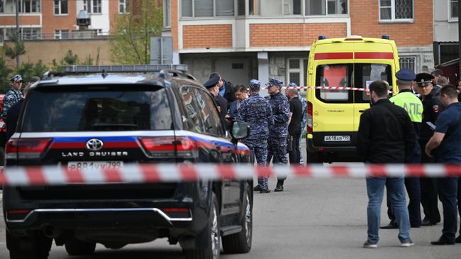 Экстренные службы на месте взрыва автомобиля в Балашихе