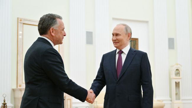 Президент России Владимир Путин и спецпосланник президента США по Ближнему Востоку Стивен Уиткофф во время встречи