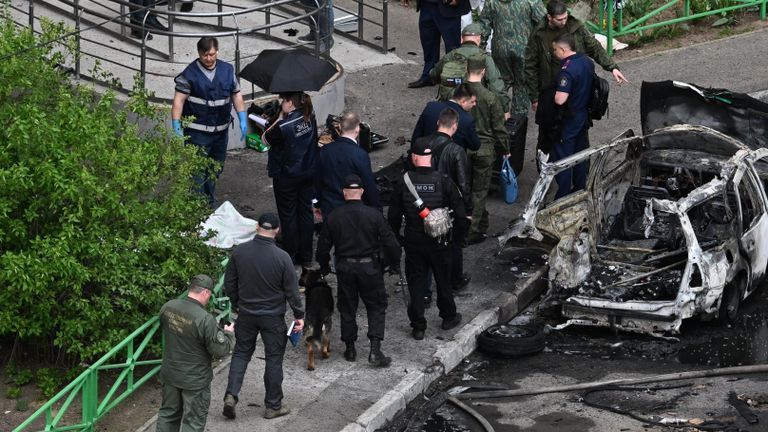 Экстренные службы на месте взрыва автомобиля в Балашихе