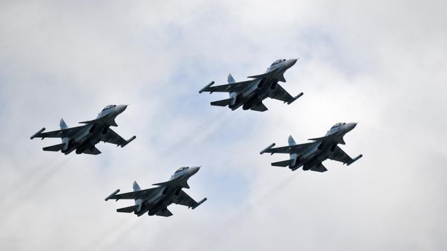 Самолеты Су-30СМ Воздушно-космических сил РФ в боевом порядке пеленг участвуют в репетиции воздушной части парада к 80-летию Победы в Великой Отечественной войне в небе над Заславским водохранилищем под Минском. 25 апреля 2025 Самолеты Су-30СМ Воздушно-космических сил РФ в боевом порядке пеленг участвуют в репетиции воздушной части парада к 80-летию Победы в Великой Отечественной войне в небе над Заславским водохранилищем под Минском. 25 апреля 2025