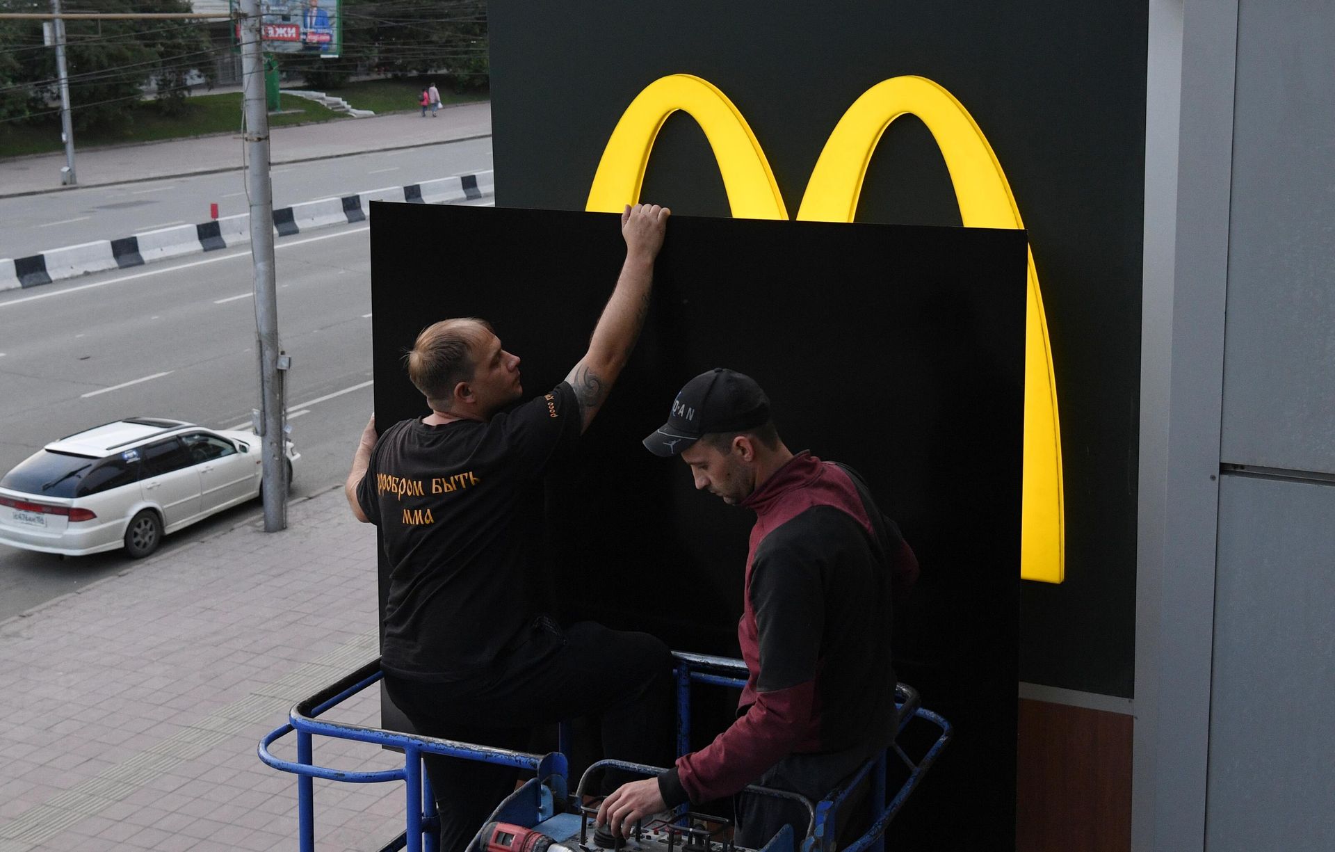 Закрытие вывески ресторана быстрого питания McDonald's на фасаде здания в Новосибирске Закрытие вывески ресторана быстрого питания McDonald's на фасаде здания в Новосибирске - РИА Новости, 1920, 16.10.2025