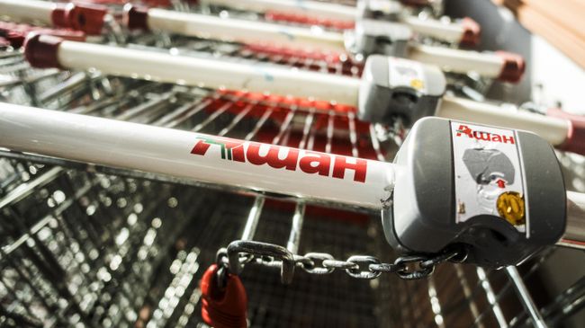 Продуктовые тележки в гипермаркете Ашан