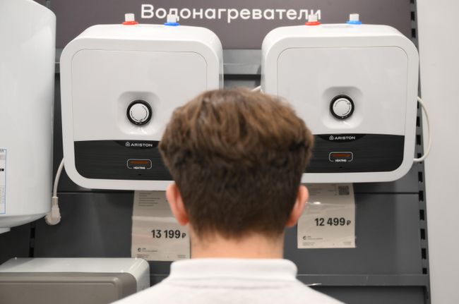 Мужчина выбирает водонагреватель зарубежного бренда Ariston в магазине М.Видео в Москв Мужчина выбирает водонагреватель зарубежного бренда Ariston в магазине М.Видео в Москв