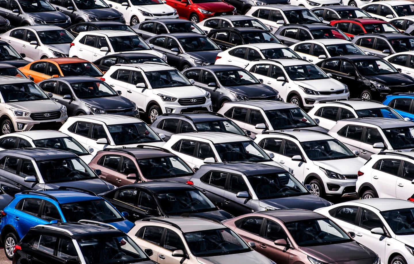 Автомобили на складе готовой продукции на территории завода Hyundai Motor Manufacturing Rus в Санкт-Петербурге Автомобили на складе готовой продукции на территории завода Hyundai Motor Manufacturing Rus в Санкт-Петербурге
