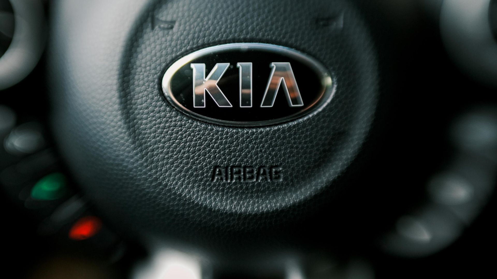 Логотип южнокорейской автомобилестроительной компании Kia на руле автомобиля Логотип южнокорейской автомобилестроительной компании Kia на руле автомобиля - РИА Новости, 1920, 02.12.2025
