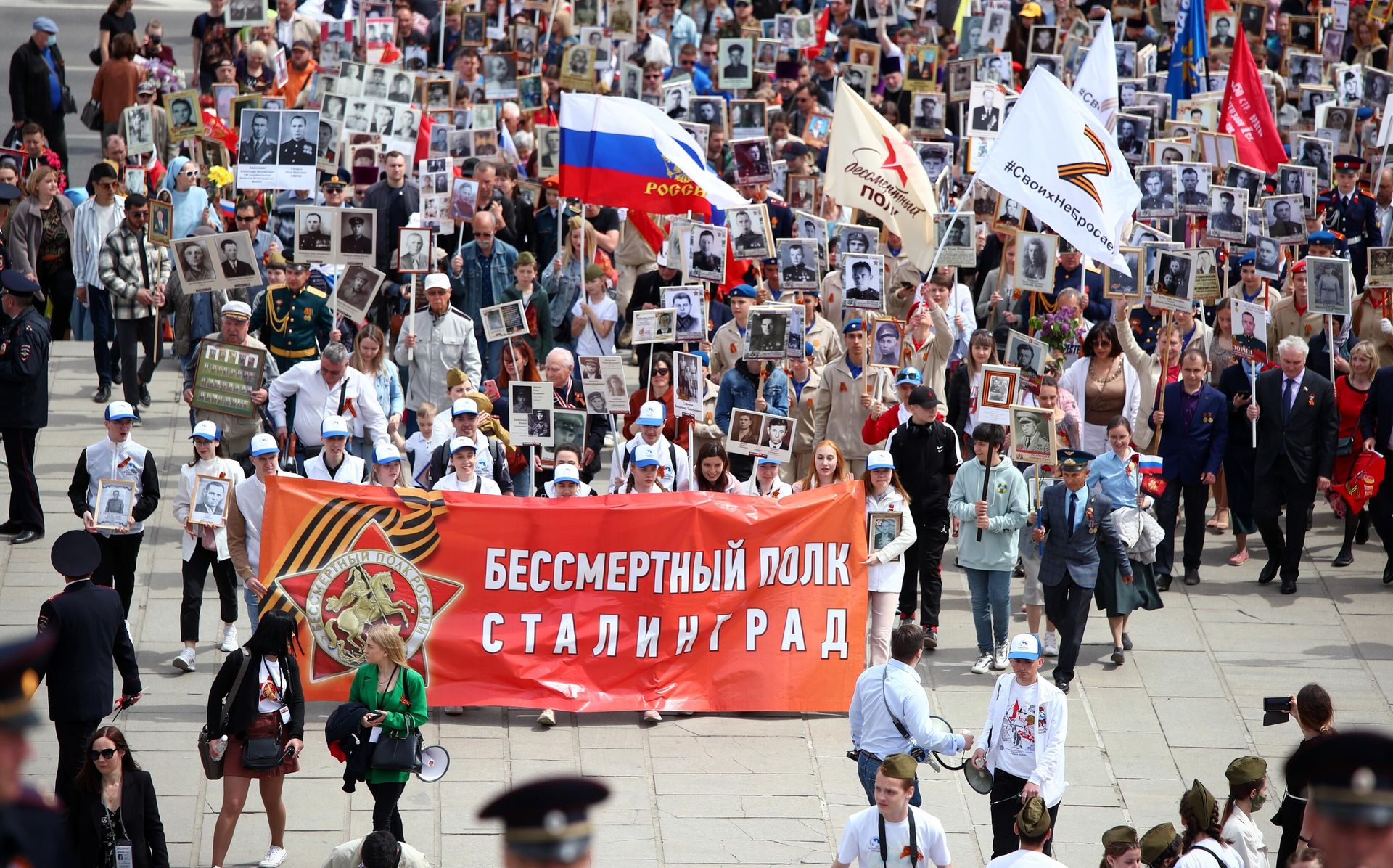 Участники акции Бессмертный полк, посвященной 77-й годовщине Победы в Великой Отечественной войне, на Мамаевом кургане в Волгограде - РИА Новости, 1920, 25.04.2025