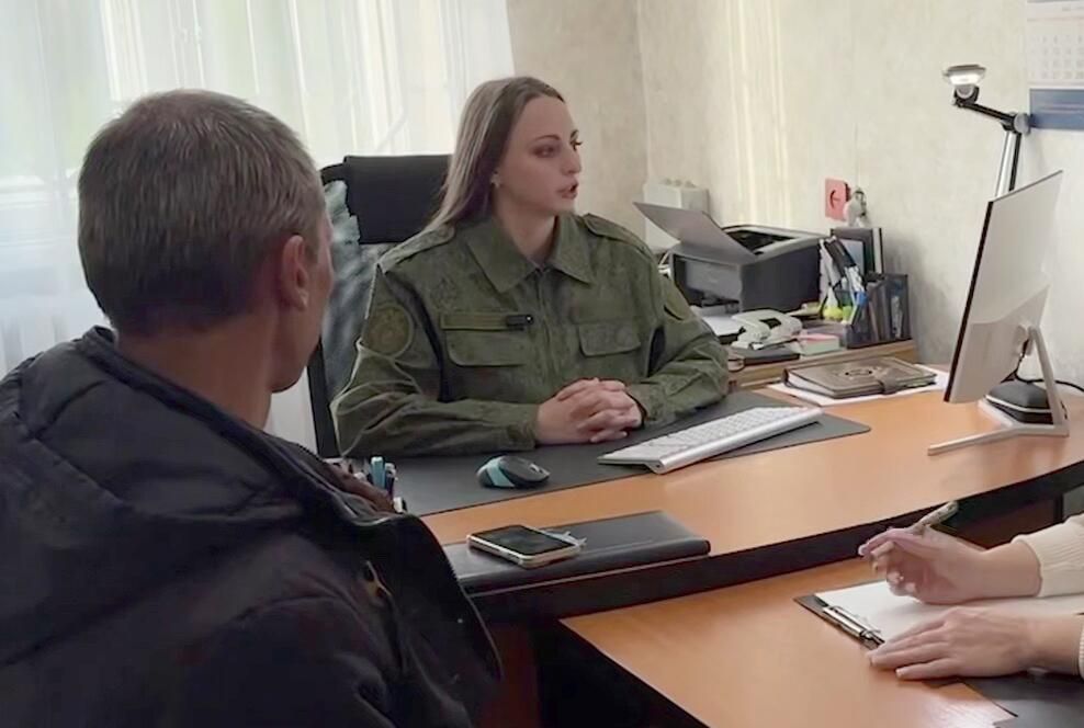 Вандал, осквернивший могилы военкора Федорчака и участников СВО Вандал, осквернивший могилы военкора Федорчака и участников СВО - РИА Новости, 1920, 26.04.2025