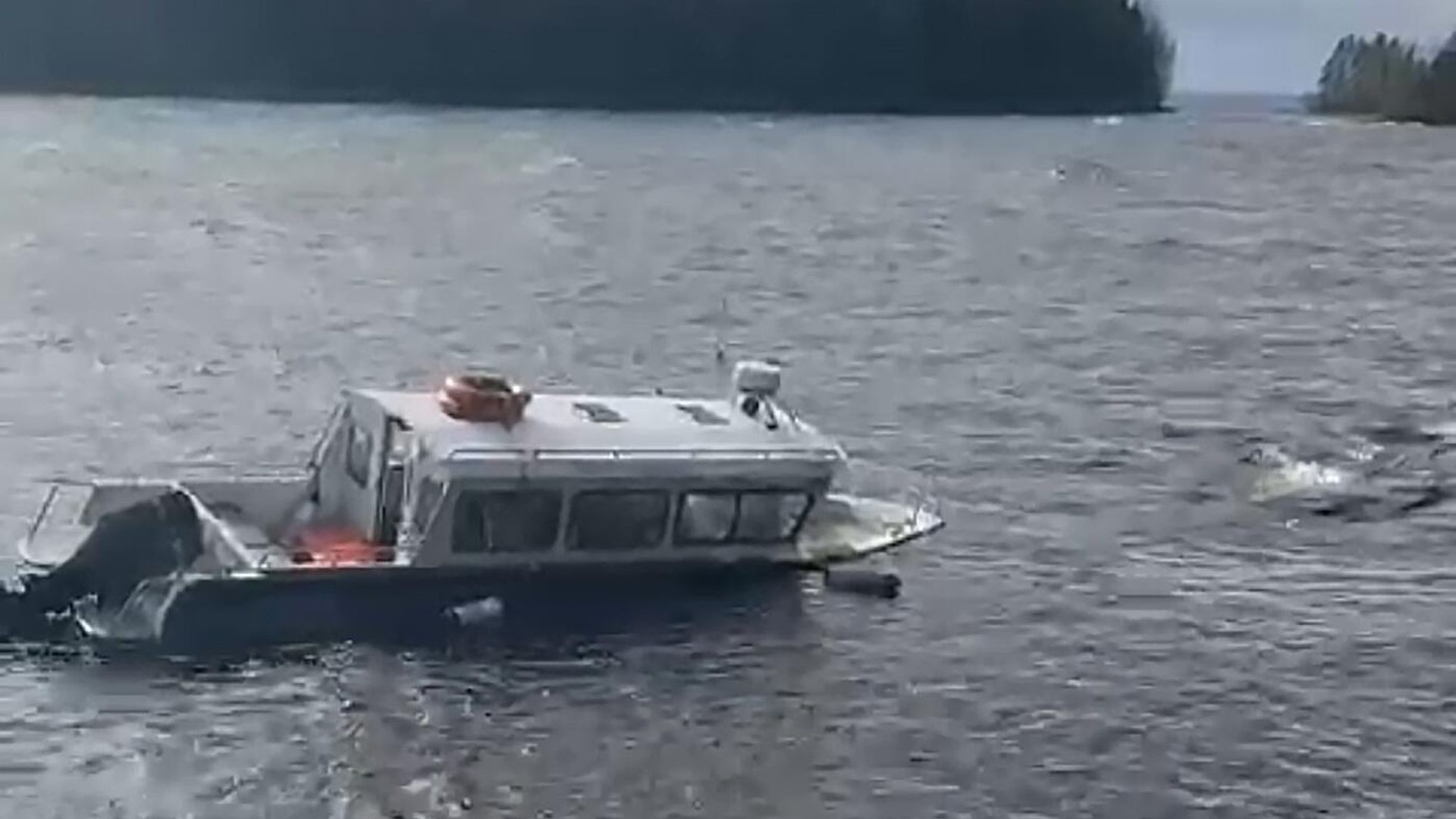 Маломерное судно потерпело крушение на Ладожском озере в Карелии Маломерное судно потерпело крушение на Ладожском озере в Карелии - РИА Новости, 1920, 27.04.2025