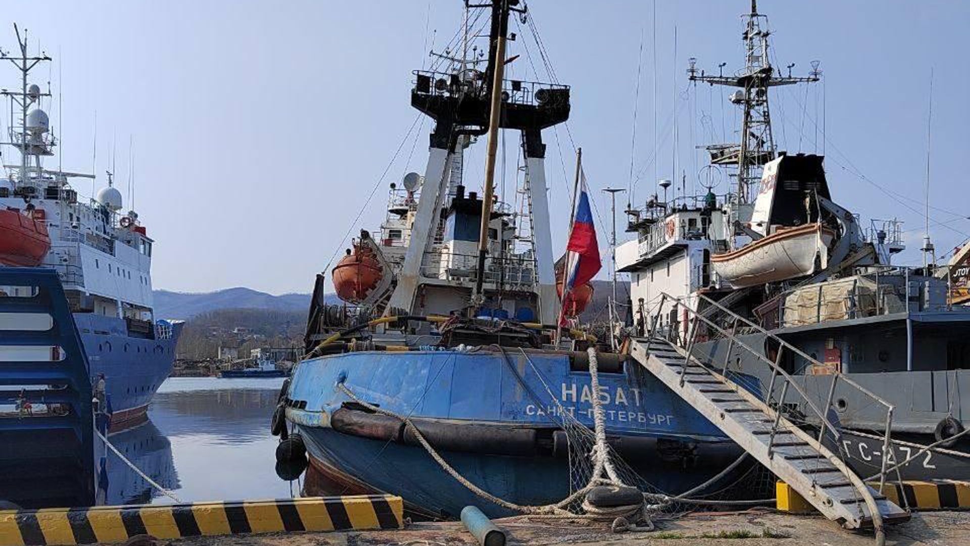 На месте пожара на буксире Набат в Находкинском городском округе На месте пожара на буксире Набат в Находкинском городском округе - РИА Новости, 1920, 27.04.2025