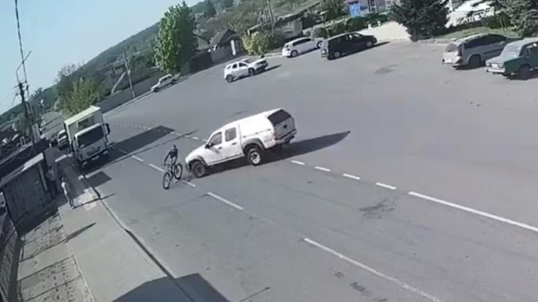 Автомобиль работников ТЦК пытается таранить велосипедиста в Харькове. Кадр видео Автомобиль работников ТЦК пытается таранить велосипедиста в Харькове. Кадр видео - РИА Новости, 1920, 27.04.2025