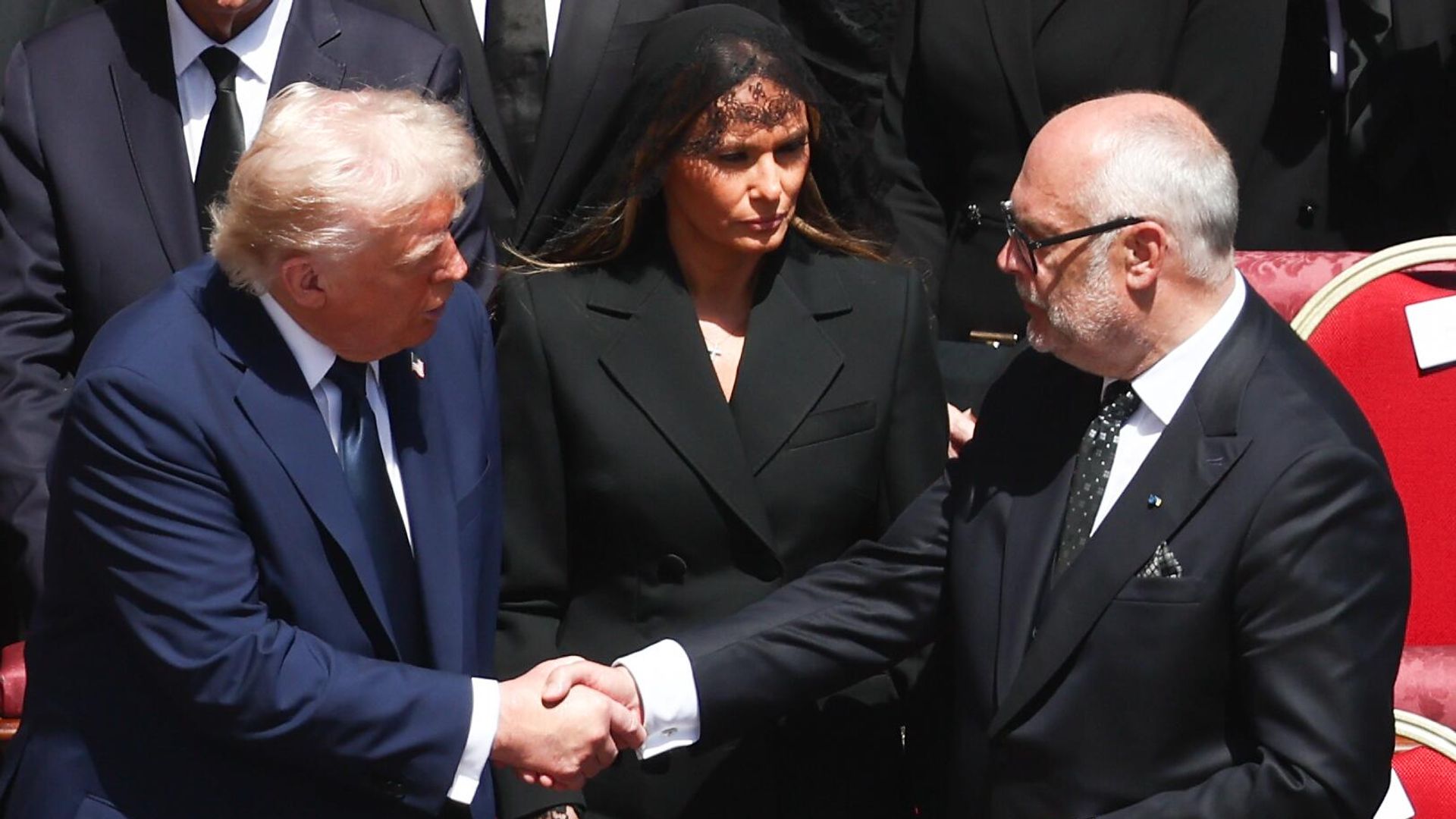 Президент США Дональд Трамп и президент Эстонии Алар Карис во время церемонии похорон Папы Франциска на площади Святого Петра в Ватикане Президент США Дональд Трамп и президент Эстонии Алар Карис во время церемонии похорон Папы Франциска на площади Святого Петра в Ватикане - РИА Новости, 1920, 27.04.2025