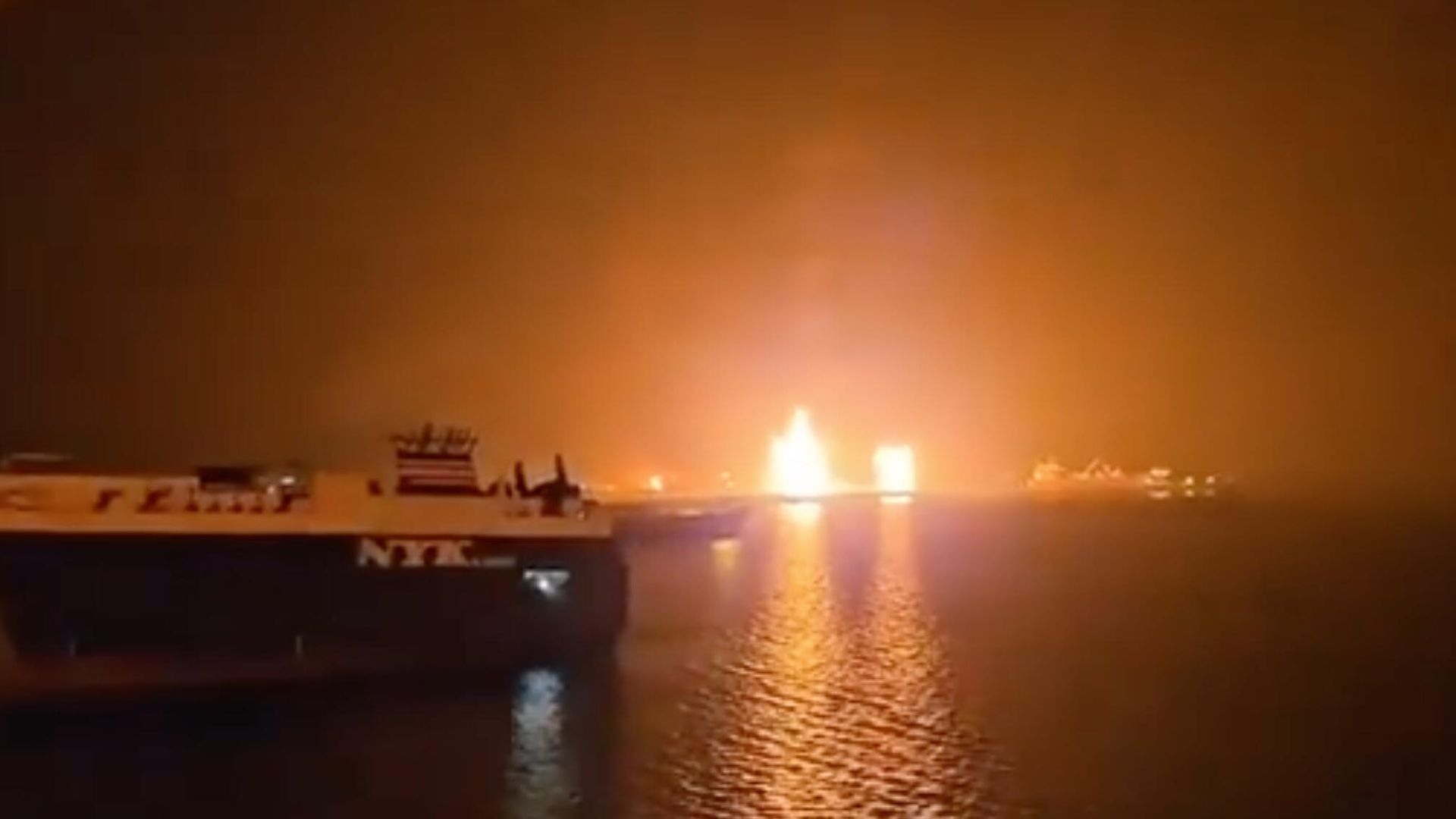 Момент авиаудара США по йеменскому порту Рас-Иса. Кадр видео Момент авиаудара США по йеменскому порту Рас-Иса. Кадр видео - РИА Новости, 1920, 28.04.2025