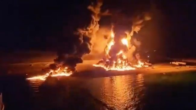 Момент авиаудара США по йеменскому порту Рас-Иса. Кадр видео