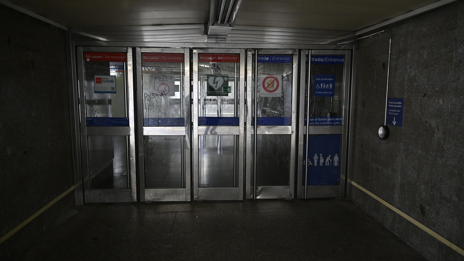 Вход в метро в Мадриде после отключения электричества. 28 апреля 2025 Вход в метро в Мадриде после отключения электричества. 28 апреля 2025 - РИА Новости, 1920, 28.04.2025