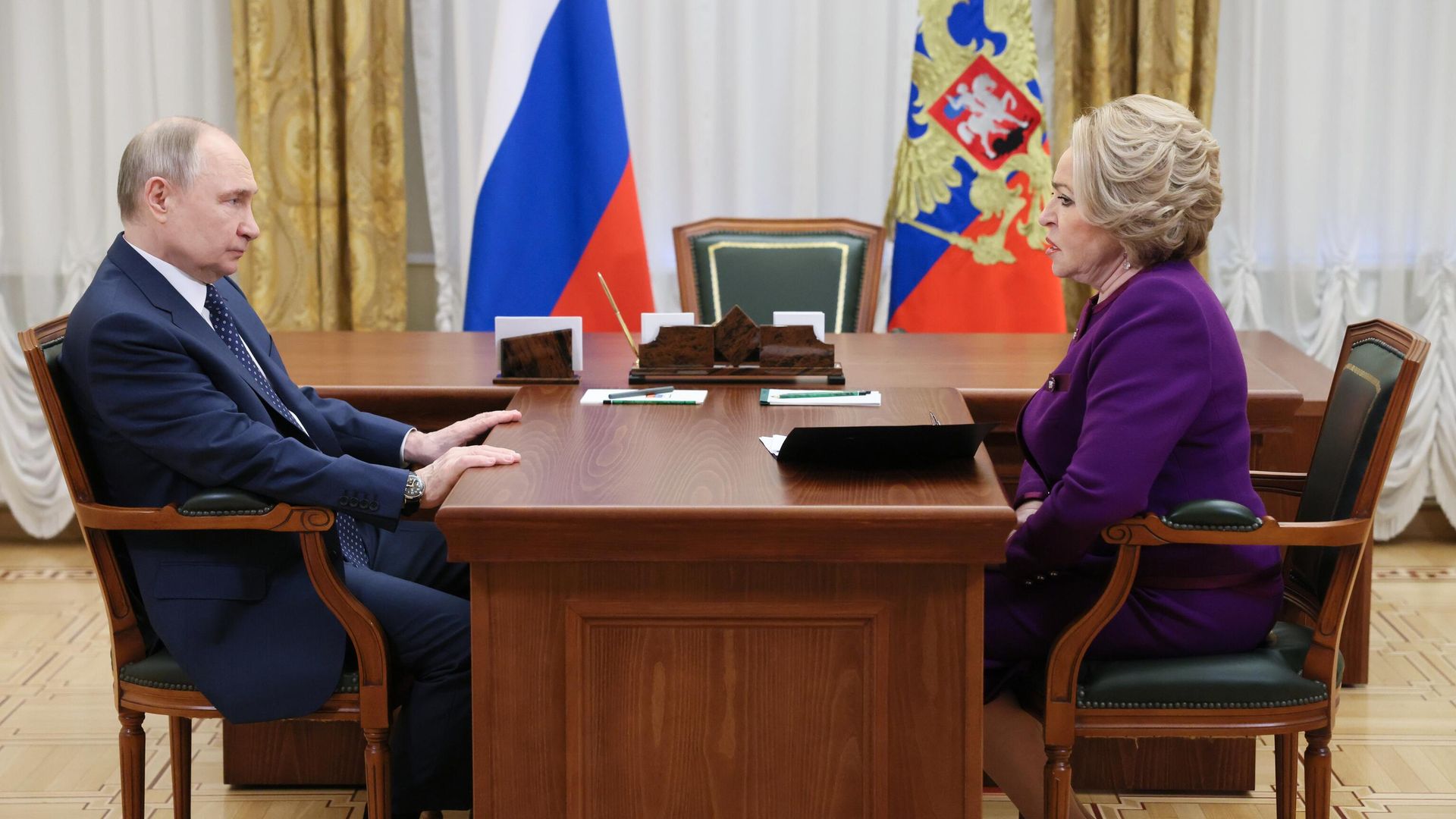 Президент России Владимир Путин и председатель Совета Федерации Валентина Матвиенко во время встречи Президент России Владимир Путин и председатель Совета Федерации Валентина Матвиенко во время встречи - РИА Новости, 1920, 28.04.2025