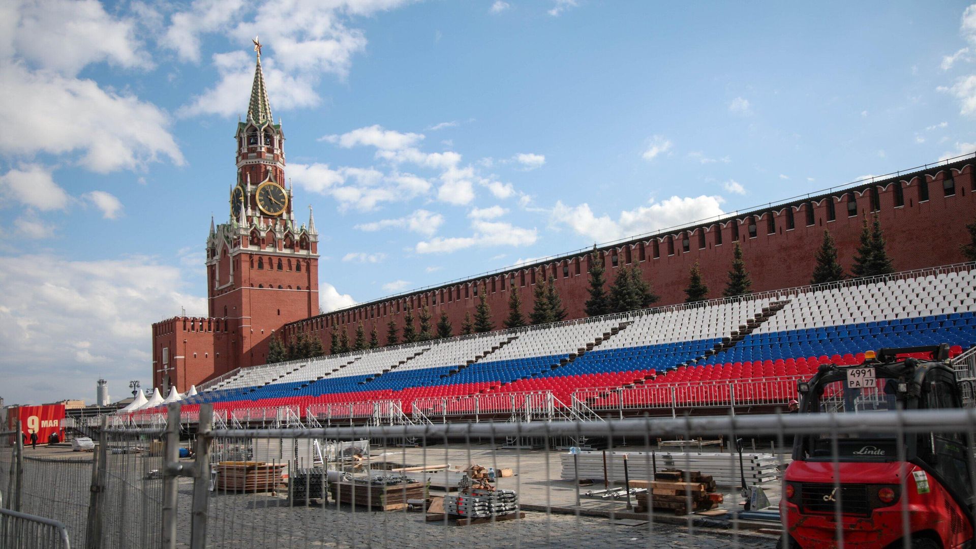 Монтаж трибун на Красной площади в преддверии празднования 80-й годовщины Победы в Великой Отечественной войне - РИА Новости, 1920, 28.04.2025