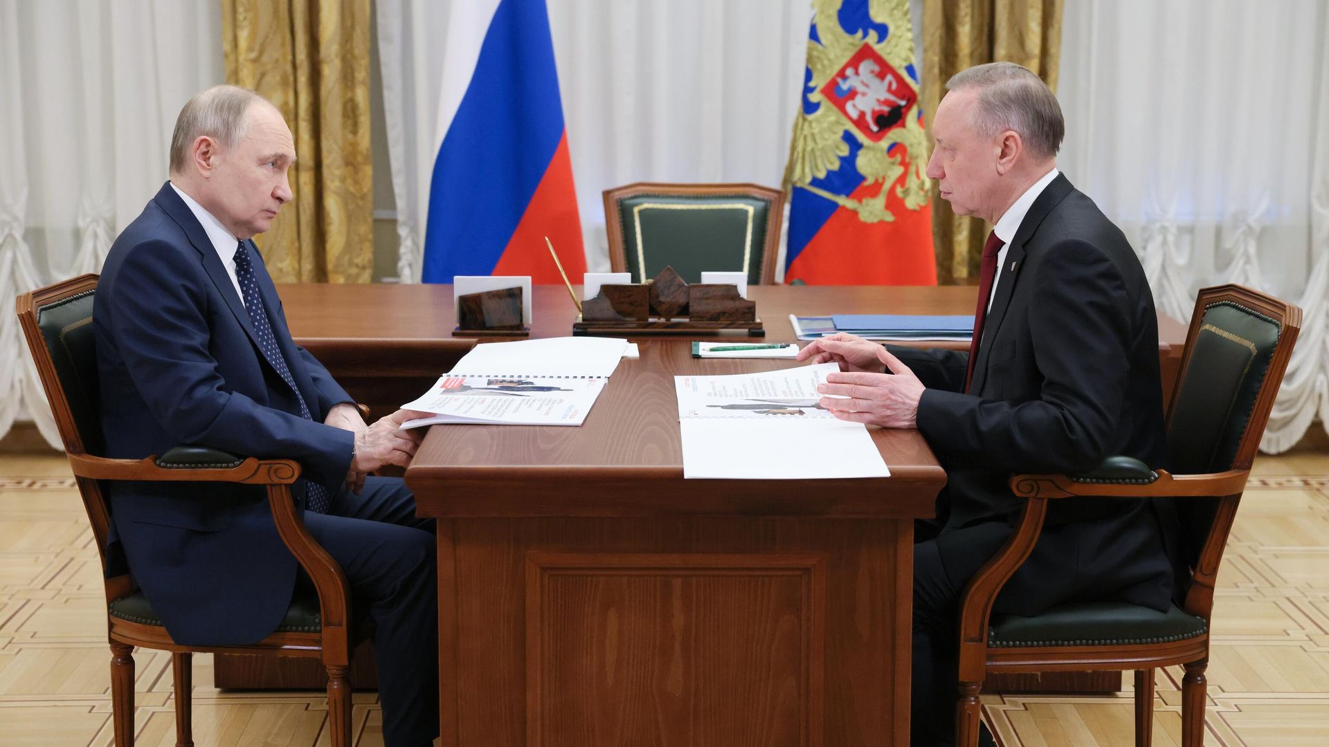 Президент РФ Владимир Путин и губернатор Санкт-Петербурга Александр Беглов во время встречи Президент РФ Владимир Путин и губернатор Санкт-Петербурга Александр Беглов во время встречи - РИА Новости, 1920, 25.09.2026