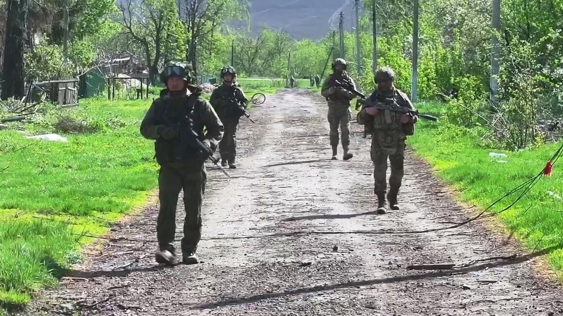 Военнослужащие ВС РФ и ВС КНДР в Курской области. Стоп-кадр видео - РИА Новости, 1920, 05.09.2025