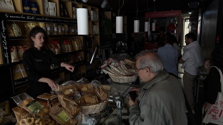 Покупатели и сотрудники продуктового магазина во время общего отключения электроэнергии в Барселоне, Испания Покупатели и сотрудники продуктового магазина во время общего отключения электроэнергии в Барселоне, Испания