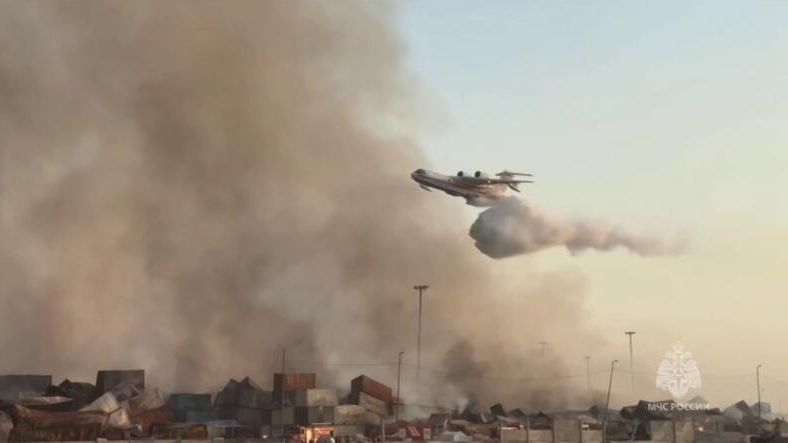 Авиация МЧС России помогает ликвидировать пожары в порту Шахид-Раджаи - РИА Новости, 1920, 29.04.2025